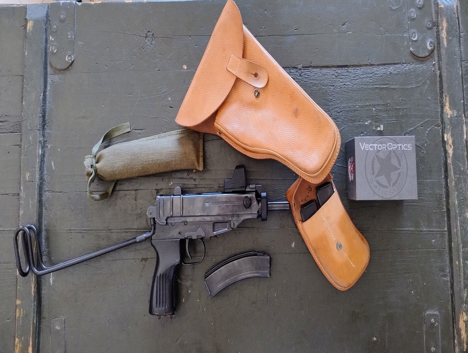 KOMIS Skorpion vz.61 z kolimatorem Vector Optics - rezerwacja