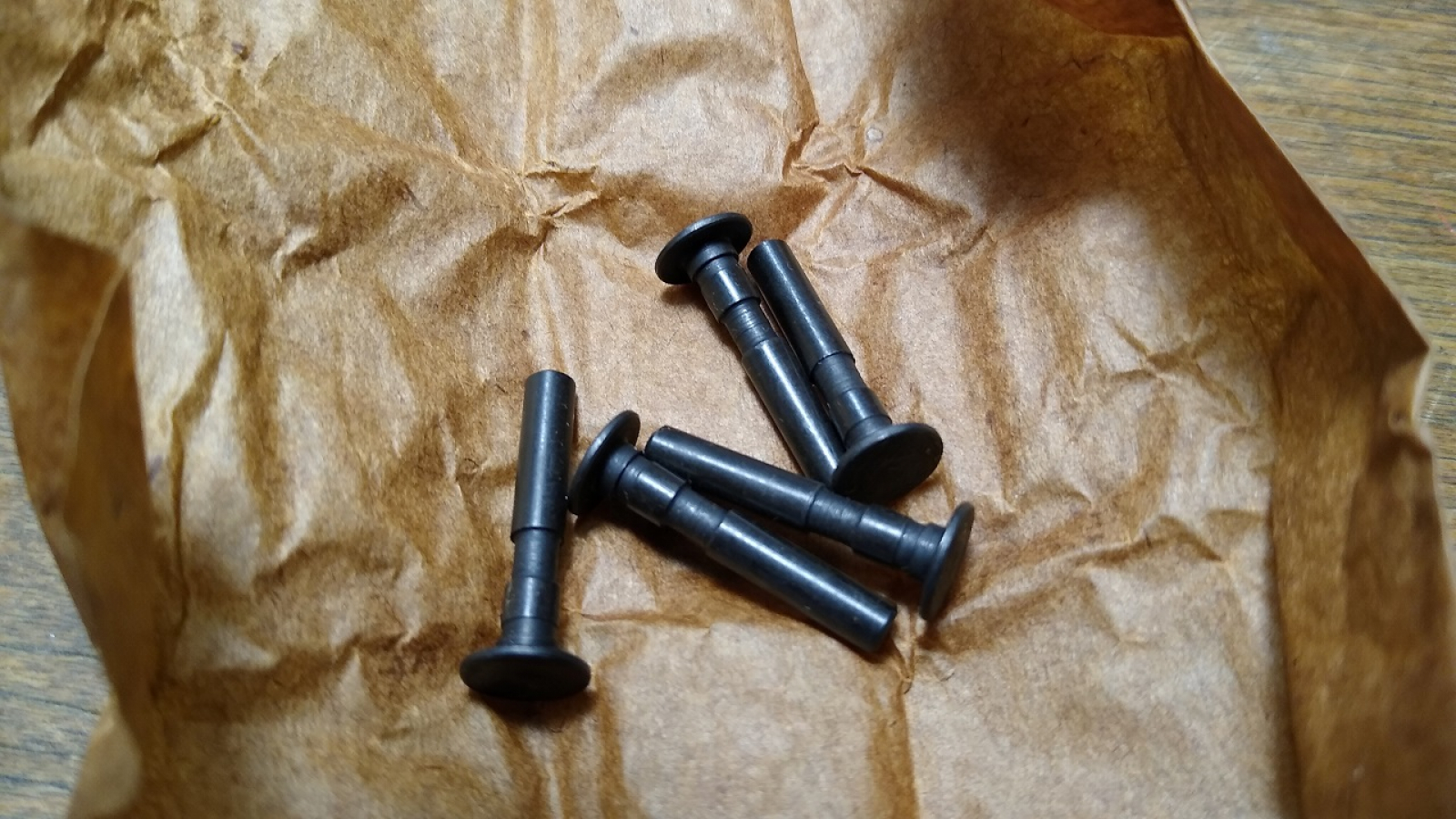 Oś zaczepu kurka do pistoletu P-83