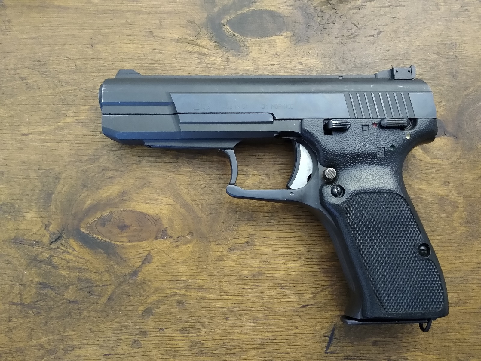 Norinco 77B 9x19 - przeładowanie osłoną spustu