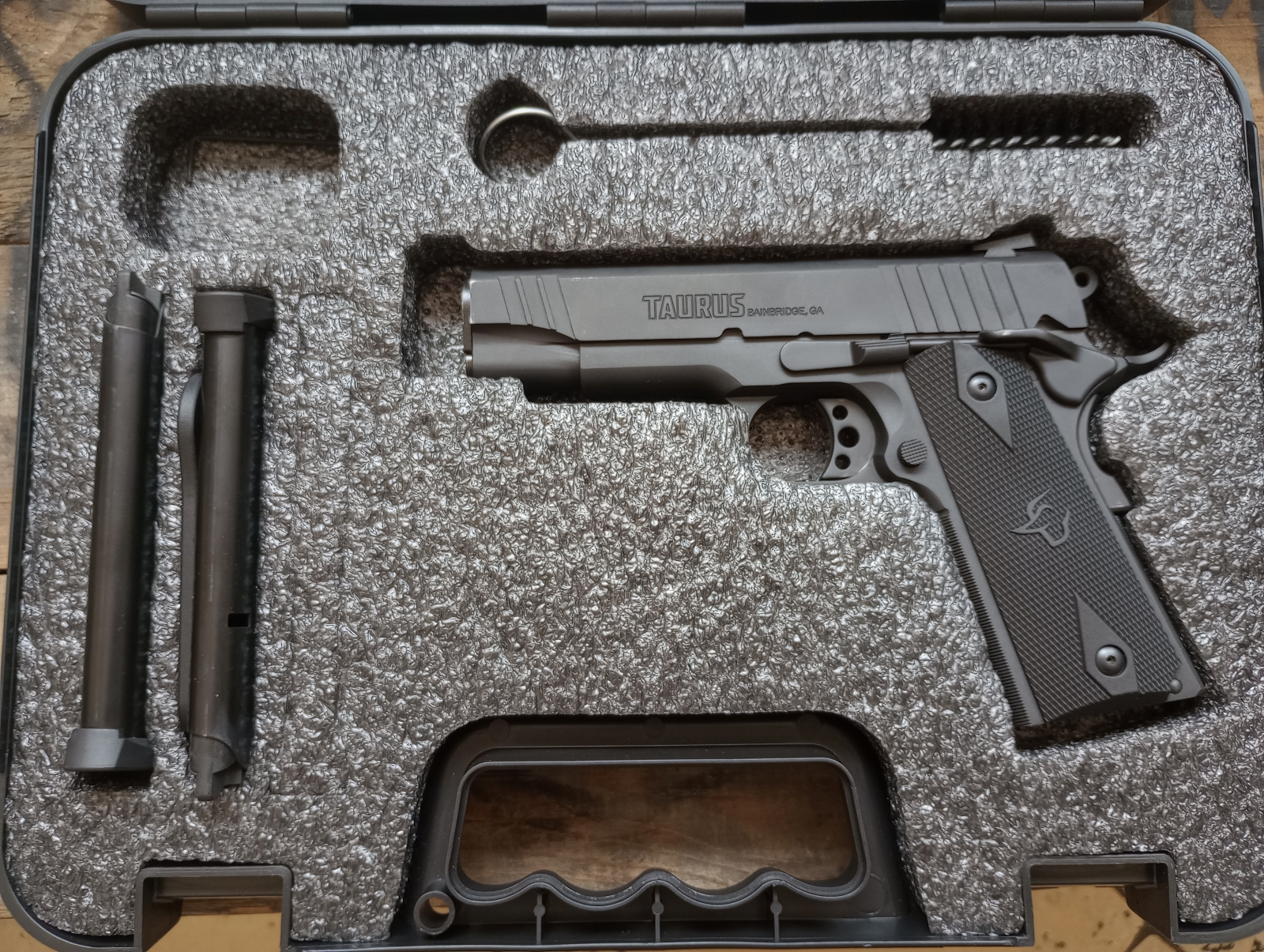 Taurus 1911 Commander kal. 45 ACP